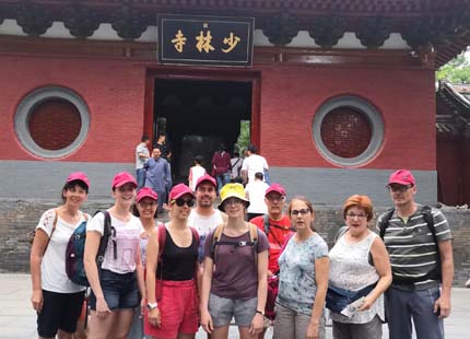 voyageurs devant le temple de Shaolin