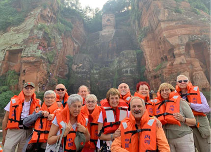 voyageurs devant le bouddha géant